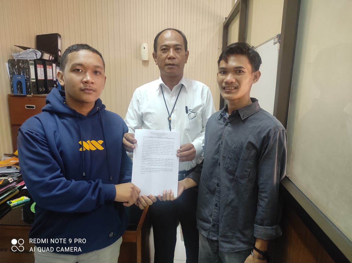 📷 Insan Kaporisano (kanan) dan Lalu Larsan (kiri) menyerahkan tuntutan kepada Kanit Tipikor. (Rs).