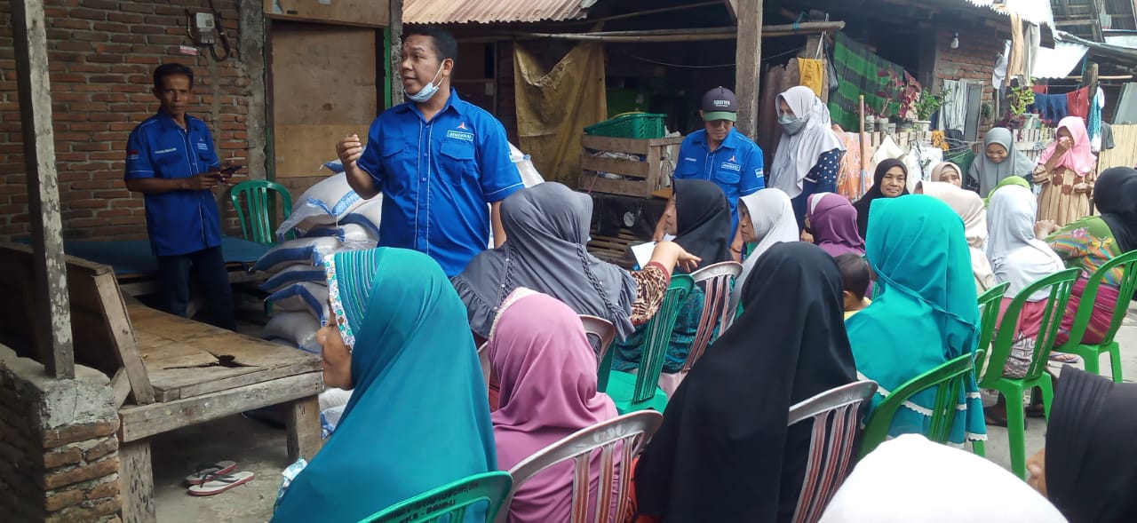 Partai Demokrat Dompu bagikan sembako bantu masyarakat susah