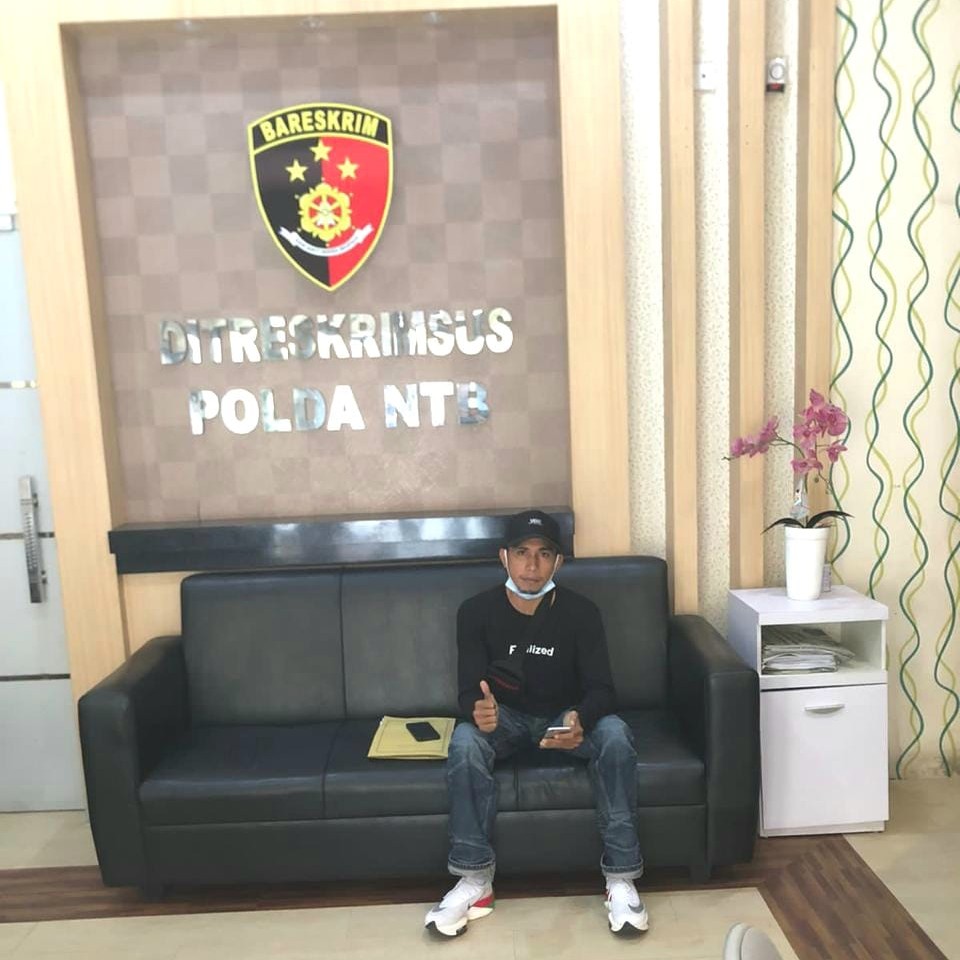 📷 Rosihan diruangan Ditreskrimsus Polda NTB berkoordinasi masalah korupsi di Dompu. (Rs).