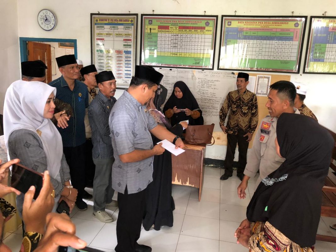 Bupati Dompu serahkan bantuan bagi korban angin puting beliung 