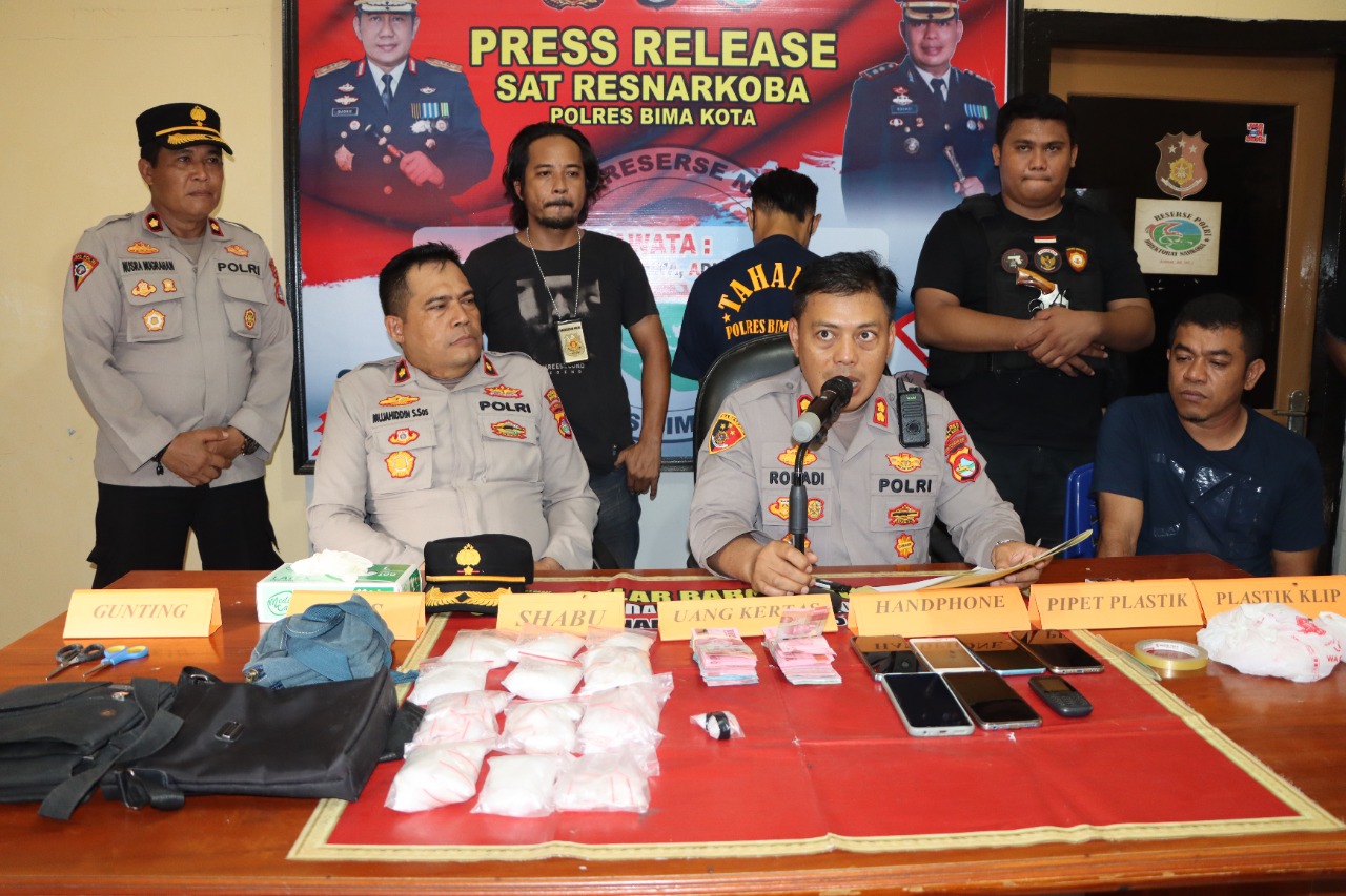 Ibu dan anak diduga siap edarkan narkotika senilai 950 juta namun keburu ditangkap polisi