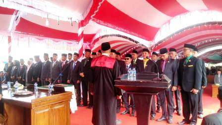 📷 Suasana pelantikan anggota DPRD Dompu periode 2019 - 2024 di Lapangan Beringin, Pendopo Bupati Dompu. (Lakeynews).