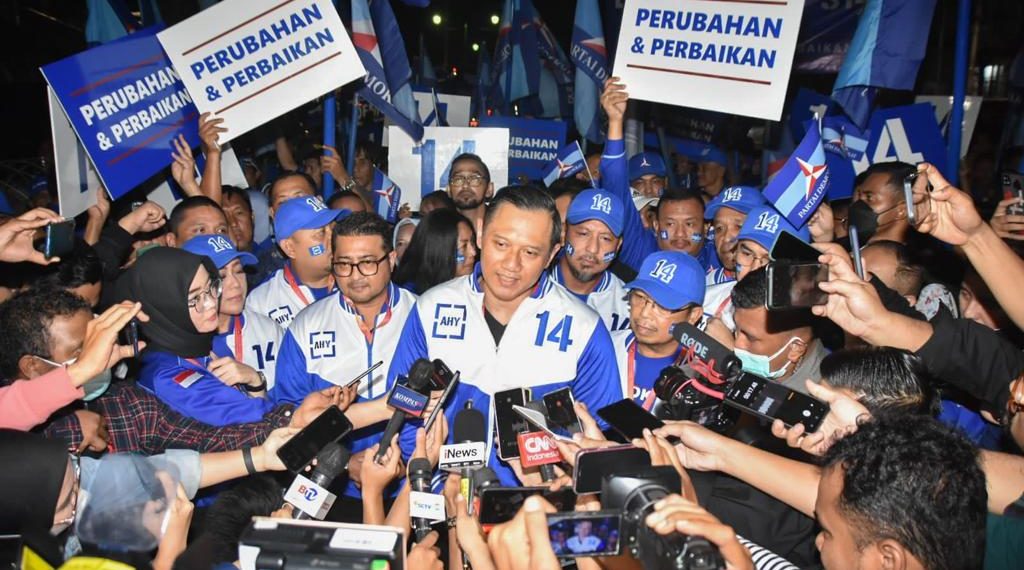 đź“· Diantar ratusan kader, ketua umum partaj Demokrat tiba di KPU. (Humas Demokrat).