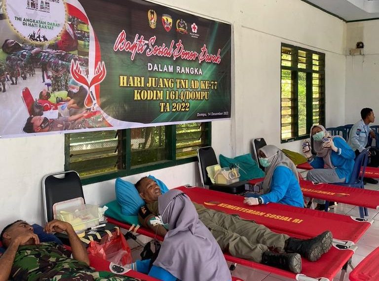 📷 TNI Kodim 1614/Dompu sedang diambil darahnya oleh petugas UTD. (Fan).