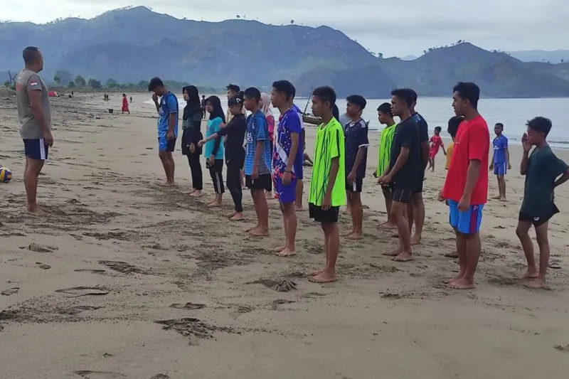 📷 Anggota Polres Dompu, Nusa Tenggara Barat, saat memberikan pengarahan pada anggota Remaja Bhayangkara Club. (ANTARA).