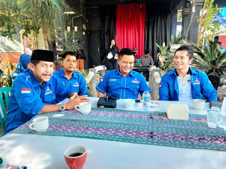 📷 Ngobrol cerdas Munawir Marantau (paling kanan) dengan IJU (samping kanan Munawir) di Laberka Cafe usai pembukan Rapimcab Demokrat. (my).