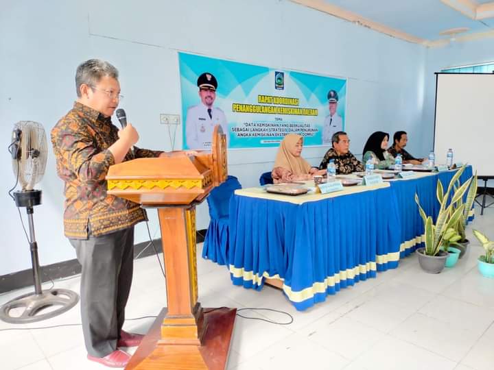 📷 Kepala Bappeda dan Litbang Dompu memberikan laporan dalam rakor kemiskinan ekstrem. (Prokopim).