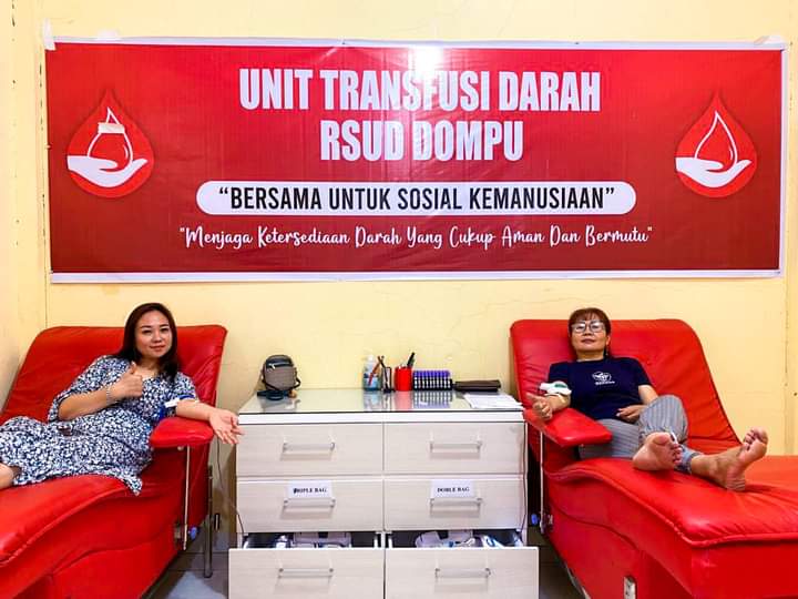 📷 Dua warga Dompu secara sukarela datang mendonorkan darahnya di UTD RSUD Dompu tadi pagi. (Utd).