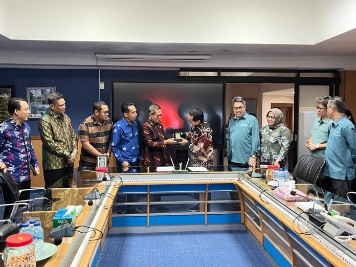 📷 Rektor Unhas (kanan) memberikan cendera mata kepada Wabup Dompu. (Prokopim).