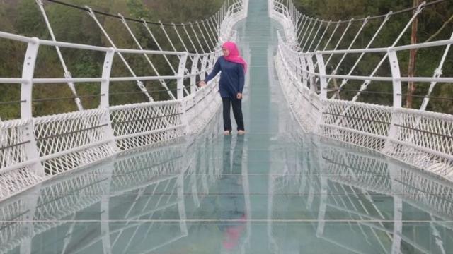 Khofifah saat melintas di jembatan kaca kawasan Bromo. (Liputan6.com)
