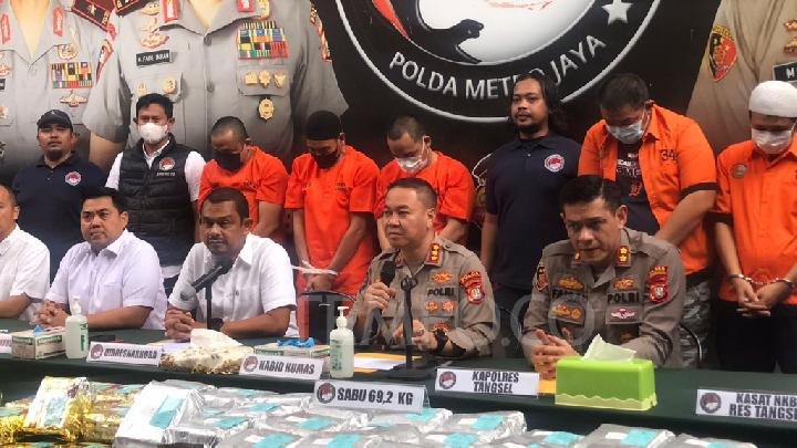 Polda Metro Jaya menyita 69,2 kilogram sabu-sabu dari bandar narkoba Alex Bonpis di Kampung Bahari, Jakarta Utara. (TEMPO).