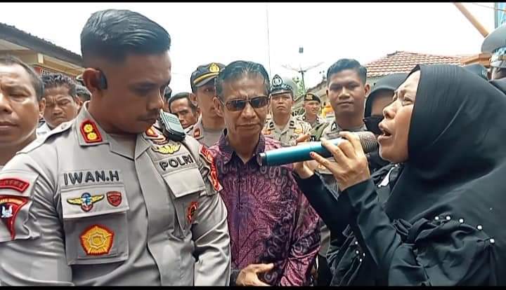 📷 Perjuangan seorang perempuan mencari keadilan buat suaminya. Istri almarhum Rahmat Syafiuddin bersimpuh didepan Kapolres Dompu memohon agar penabrak suaminya diproses hukum dan ditangkap. (D West).