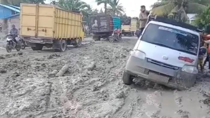 📷 Rakyat di Sumatera Utara harus berjibaku melewati kondisi jalan yang rusak parah. Foto tersebut menunjukan salah satu kondisi ruas jalan yang susah dilewati kendaraan. (Asyari Usman).