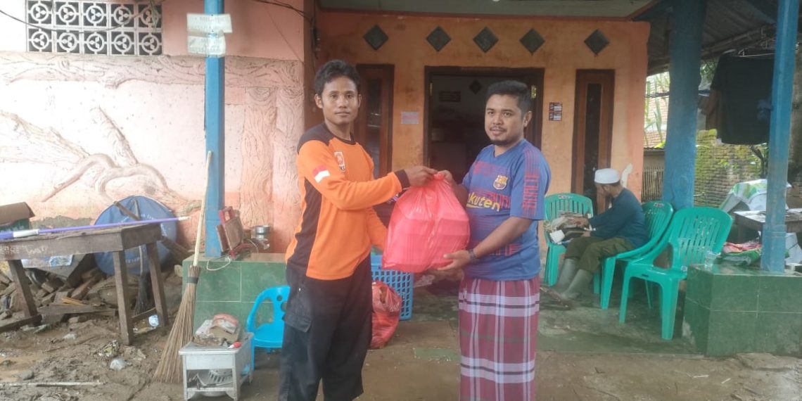 📷 Pengurus DPD PKS Dompu menyerahkan bantuan sembilan bahan pokok kepada salah satu warga terdampak banjir. (Humas DPD PKS).