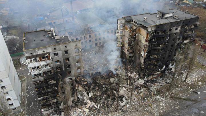 Foto udara yang menunjukkan bangunan apartemen yang hancur akibat serangan Rusia di Borodyanka, Ukraina, 3 Maret 2022. Sejak meluncurkan operasi militer pada 24 Februari 2022, Rusia telah memborbardir sejumlah kota di Ukraina. (Tempo/REUTERS).