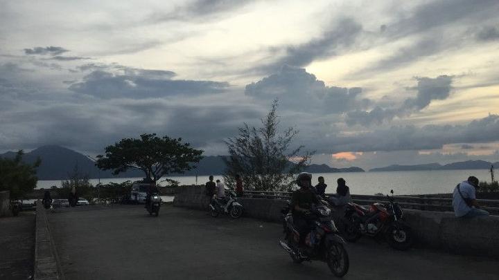Warga menikmati panorama alam di kawasan jembatan penghubung Ulee Lheu-Gampong Jawa, Banda Aceh, Ahad 26 Maret 2023. (Tempo/Antara).