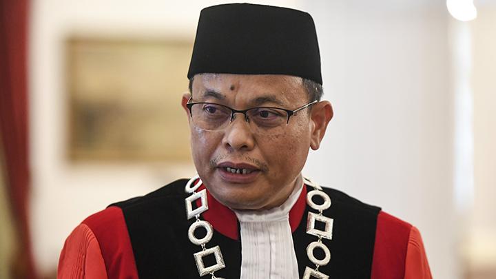 Hakim Konstitusi Guntur Hamzah menjawab pertanyaan wartawan setelah resmi menjadi hakim konstitusi di Istana Negara, Jakarta, Rabu 23 November 2022. Guntur Hamzah resmi menjadi hakim konstitusi yang diajukan oleh DPR setelah membacakan sumpah dan janji di hadapan Presiden Joko Widodo menggantikan Aswanto yang diberhentikan oleh DPR. (Tempo/ANTARA FOTO).