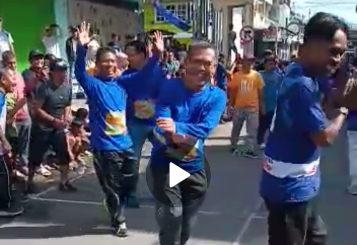 📷 Wakil Bupati Dompu menjadi penghadang tangguh dalam permainan rakyat Tapa Gala. Namun tim nya dikalahkan oleh tim Bupati. (my/screenshot).
