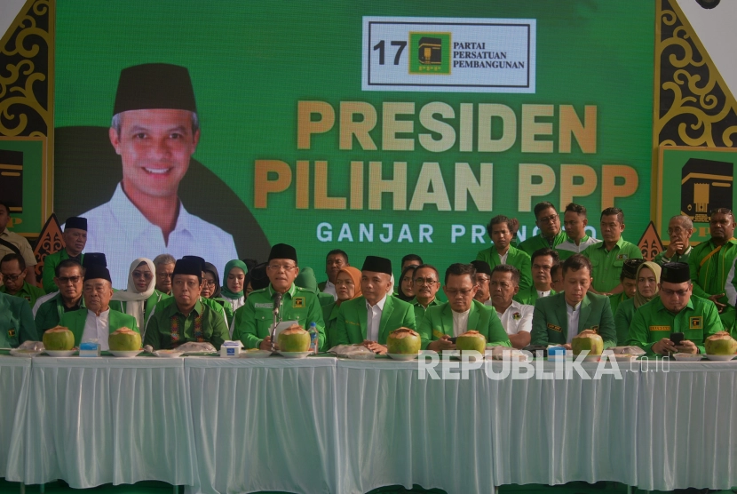 📷 Deklarasi dukungan kepada calon presiden Ganjar Pranowo saat Rapimnas PPP di Sleman, Yogyakarta, Rabu (26/4/2023). Sesuai hasil Rapimnas PPP mendukung Calon Presiden dari PDI Perjuangan, Ganjar Pranowo. Selanjutnya PPP akan menjalin komunikasi politik dengan PDI Perjuangan. (Republika).