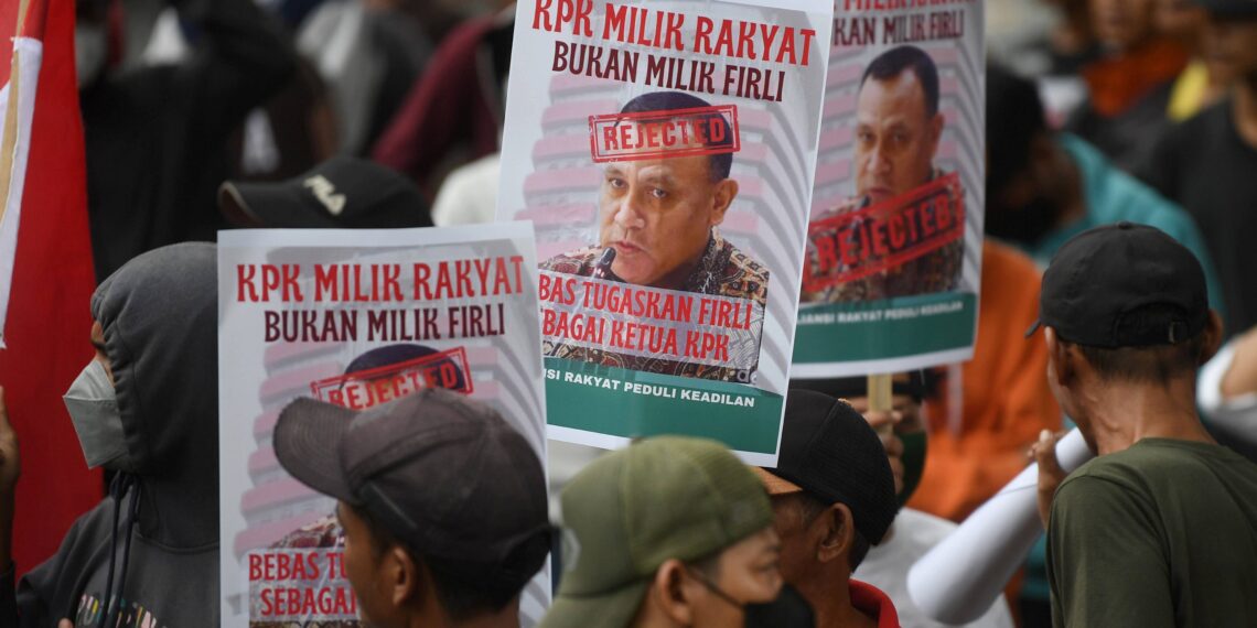 📷 Sejumlah mahasiswa dari berbagai organisasi mahasiswa membawa poster saat berunjuk rasa menolak sikap Ketua KPK Firli Bahuri yang secara sepihak memecat Direktur Penyelidikan (Dirlidik) KPK Brigjen Pol Endar Priantoro di Gedung Merah Putih KPK. (Kumparan).