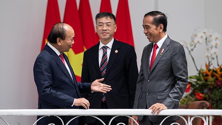 📷 Presiden Joko Widodo (kanan) berbincang dengan Presiden Vietnam Nguyen Xuan Phuc (kiri) di veranda Istana Kepresidenan Bogor, Jawa Barat, Kamis 22 Desember 2022. Presiden Joko Widodo menerima kunjungan kenegaraan Presiden Vietnam Nguyen Xuan Phuc di Istana Bogor. (Tempo).