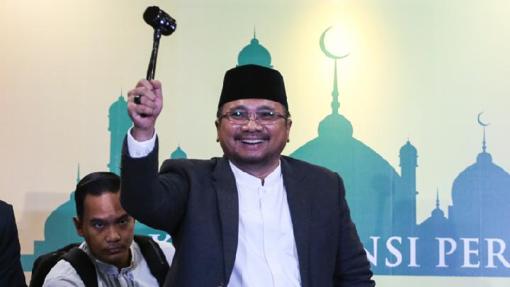 Menteri Agama RI Yaqut Cholil Quomas mengetuk palu usai memberikan keterangan pers penetapan 1 Ramadhan 1444 H di Kantor Kementerian Agama, Jakarta, Rabu, 22 Maret 2023. Pemerintah memutuskan 1 Ramadhan 1444 H jatuh pada Kamis esok. (Tempo).