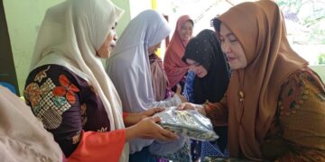 Ketua LKKS Dompu beri bantuan kepada kaum duafa