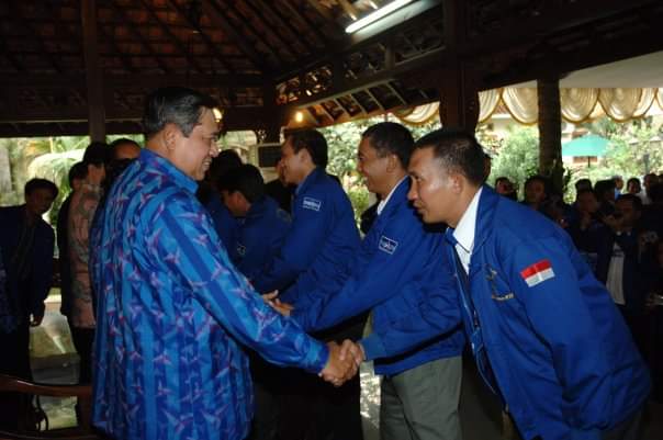 📷 Iksan Macora menyalami mantan Presiden SBY saat acara pengkaderan tanggal 27 September tahun 2009. (Im).