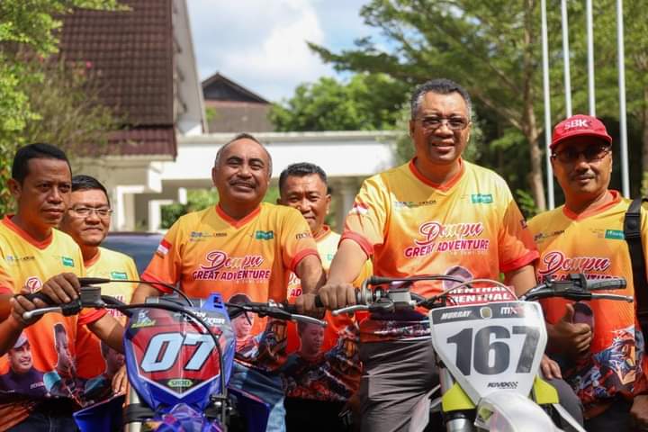 📷 Komandan lapangan Dompu Great Adventure Dae Iwan (kedua dari kiri) mendampingi Gubernur NTB (kedua dari kanan) saat launching DGA di halaman kantor Gubernur, Ahad, 30 April 2023. (Doktor Zul).
