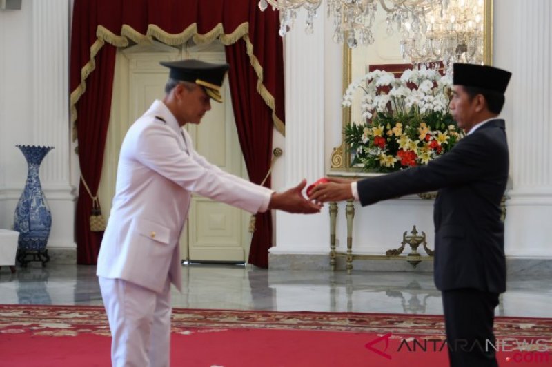 📷 Presiden Joko Widodo melantik Ganjar Pranowo sebagai Gubernur Jateng periode 2018-2023 di Istana Negara. (Antara).