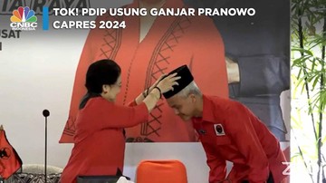 📷 Ketua Umum PDIP Megawati Soekarnoputri memakaikan kopiah kepada Ganjar Pranowo merupakan simbol ditetapkan Ganjar sebagai capres dari PDIP. Prosesi itu dilakukan di Istana Batutulis, Bogor, 21 April 2023. (CNBC Indonesia).