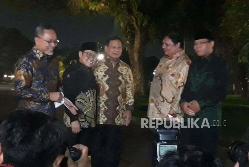 📷 Para ketum partai politik yang tergabung di koalisi pemerintahan Jokowi usai bertemu Presiden Joko Widodo (Jokowi) di Istana Kepresidenan Jakarta, Selasa, 2 Mei 2023 malam. (Republika).