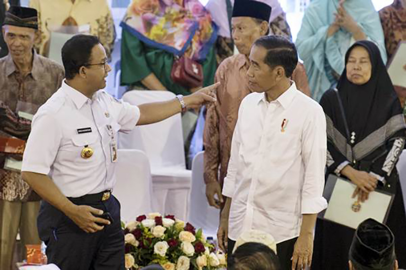 📷 Presiden Joko Widodo dan Gubernur DKI Jakarta Anies Baswedan (saat itu) berdialog dalam sebuah pertemuan. (Riaupos).