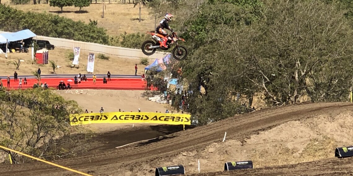 📷 Crosser MX2 Samota melintasi sirkuit saat free practice, Sabtu hari ini. (my).