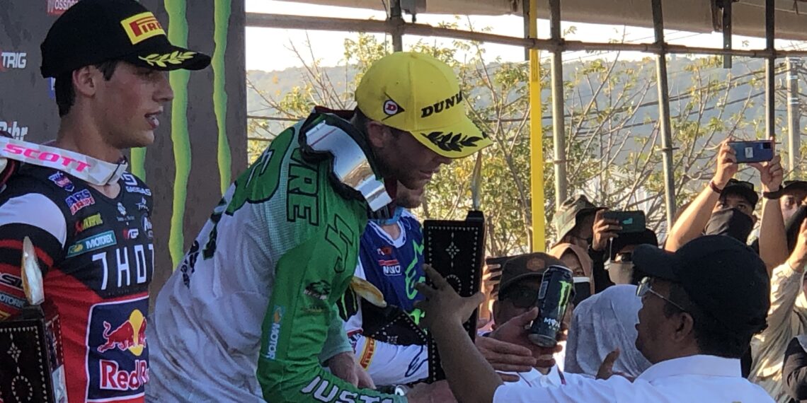 📷 Febvre diatas podium memerima tropy dari Gubernur NTB Dr. Zulkieflimansyah di Samota MXGP Sirkuit. (my).