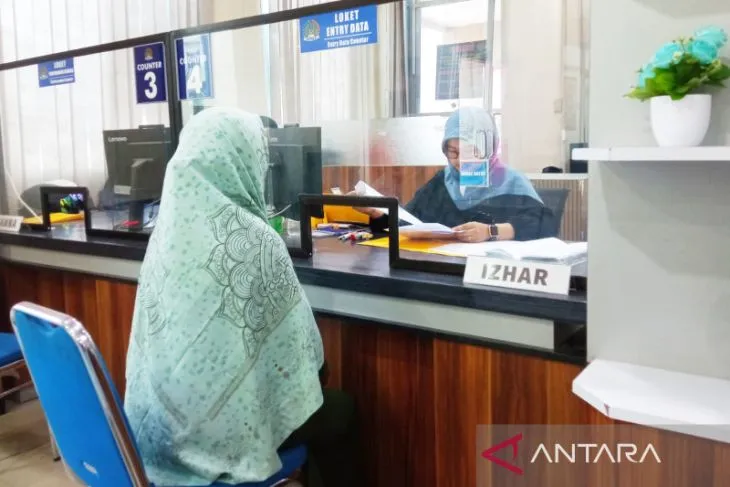 đź“· Warga sedang mengurus dokumen keimigrasian di Kantor Imigrasi Kelas II TPI Lhokseumawe, Aceh. (Antaranews.com).