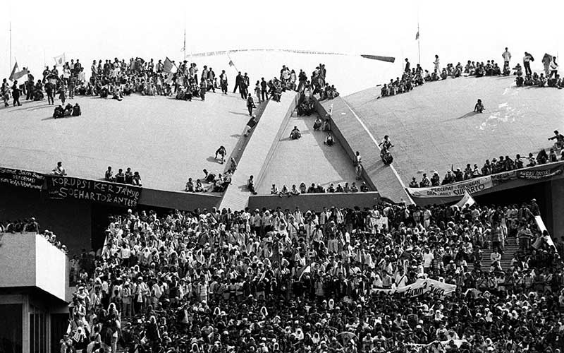 📷 Mahasiswa meluber hingga ke kubah Grahasabha Paripurna ketika menggelar unjuk rasa yang menuntut reformasi menyeluruh, Selasa (19/5/1998). Unjuk rasa mahasiswa yang datang dari Jakarta dan sejumlah kota di Jawa dan Sumatera tersebut merupakan sebuah contoh gerakan rakyat di Indonesia. (Bisnis.com).