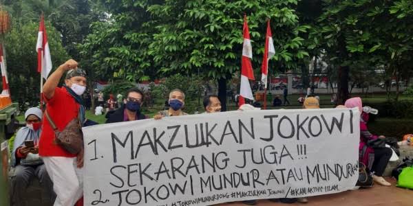 📷 Spanduk pendemo yang meminta Jokowi di makzulkan. (Suaranasional.com).