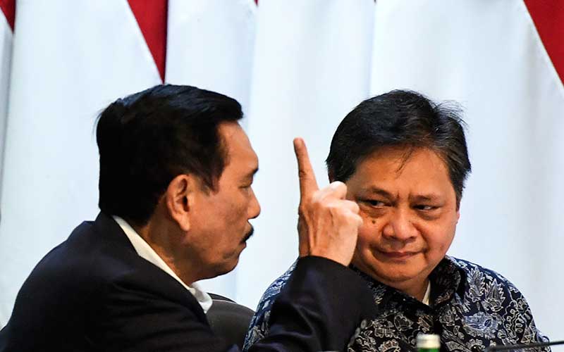 📷 Menko Perekonomian Airlangga Hartarto (kanan) berbincang dengan Menko Maritim dan Investasi Luhut Panjaitan (kiri) sebelum mengikuti rapat terbatas (ratas) di Kantor Presiden, Jakarta, Senin, 9 Maret 2020. (Bisnis.com).