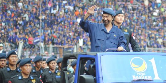 📷 Naik mobil Jeep, Surya Paloh menyapa ratusan ribu kader partai Nasdem saat apel siaga di BGK - Jakarta, Sabtu, 15 Juli 2023. (Merdeka.com).