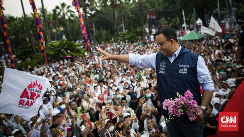 📷 Momen Anies Baswedan tiba di Balai Kota Jakarta untuk mengikuti acara perpisahan jabatannya sebagai Gubernur DKI Jakarta, Minggu, 16 Oktober 2022. (CNN Indonesia).