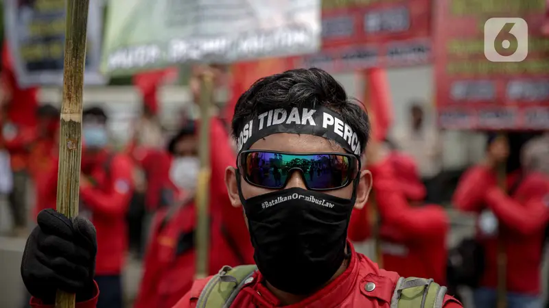 📷 Massa buruh menggelar unjuk rasa di depan Kompleks Gedung DPR/MPR, Jakarta, Selasa (17/11/2020). Buruh kembali menggelar aksi lanjutan menuntut pemerintah dan DPR untuk mencabut Omnibus Law Undang-Undang Cipta Kerja. (Liputan6.com).