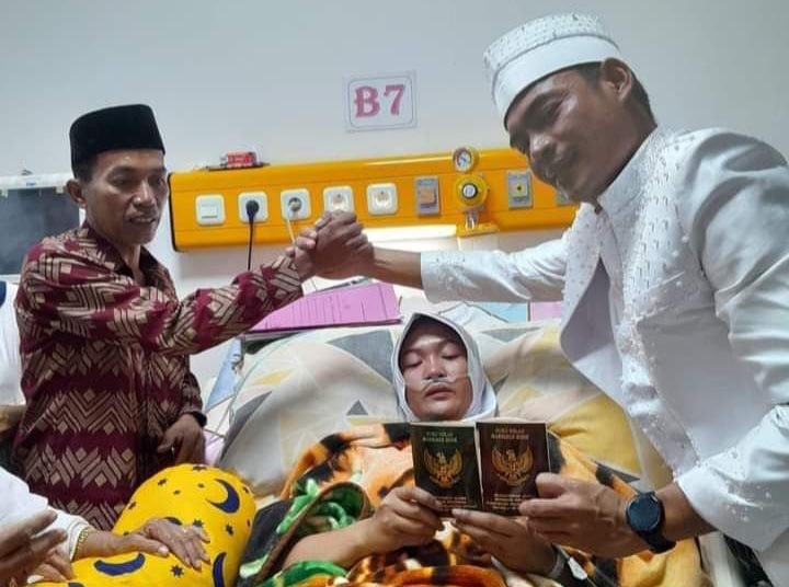 📷 Suasana ijab kabul di ruang ICU RSUD Sondosia, Bima hari ini. (Ist).