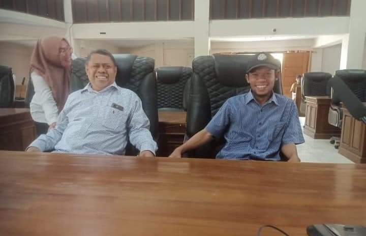 📷 Rafiuddin (kiri) dan Joyo (kanan) sedang persiapan gladi pelantikan. (Jy).
