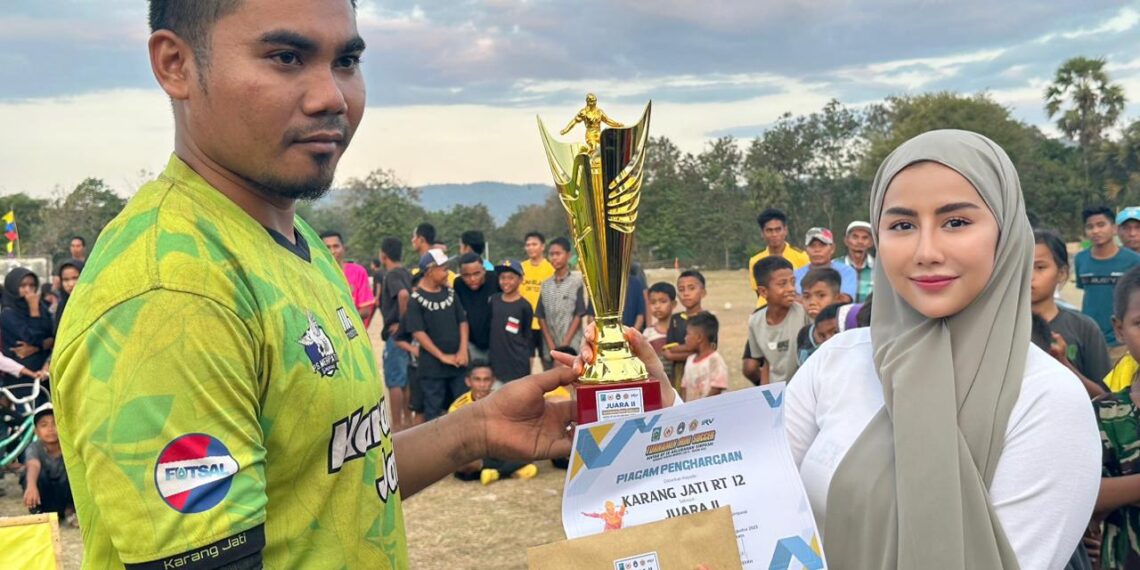 📷 Ika Rizly Veryani alias Cika menyerahkan hadiah kepada juara kedua yang diwakili oleh kapten. (Yd).