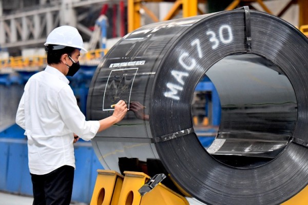 Presiden Joko Widodo menandatangani baja produk terbaru saat meresmikan pabrik Hot Strip Mill 2 PT Krakatau Steel (Persero) Tbk di Kota Cilegon, Banten, Selasa (21/9/2021). Pabrik ini memiliki kapasitas produksi hot rolled coil (HRC) sebesar 1,5 juta ton per tahun dan merupakan pabrik pertama di Indonesia yang mampu menghasilkan HRC kualitas premium. (Bisnis.com).