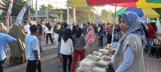 📷 Para pedagang kuliner khas Dompu meramaikan kegiatan CFD. Mereka menawarkam makanan dan minuman yang di produksi sendiri oleh mereka. (Rri.co.id).