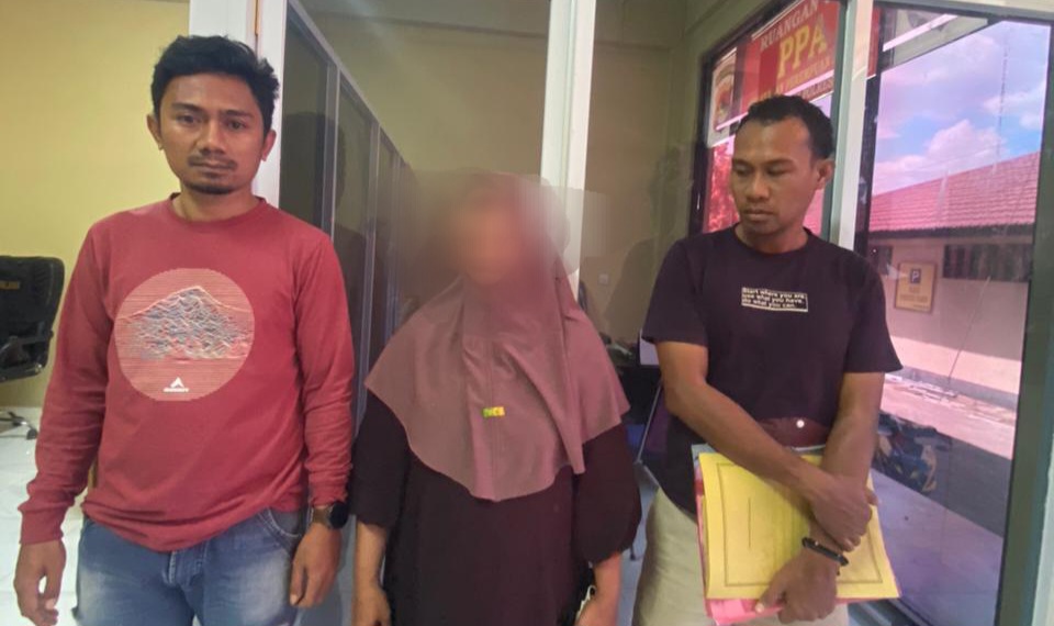 📷 Terduga pelaku perdagangan orang (tengah) yang berprofesi sebagai sponsor penyaluran tenaga kerja diamankan polisi. (Humasres).