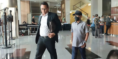 Litfi menuju ruangan penyidik KPK untuk diperiksa sebagai tersangka dugaan korupsi dan gratifikasi. (Aktualita.info).