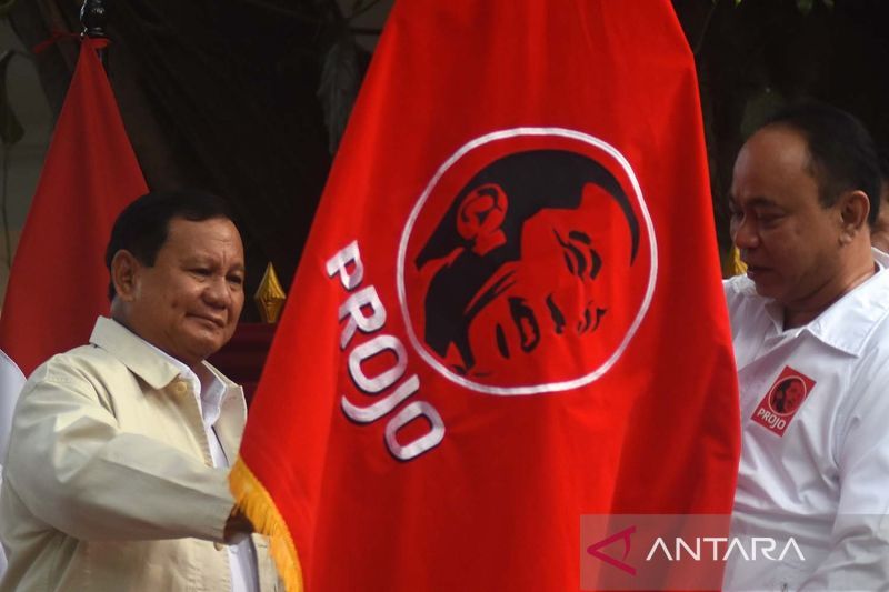 📷 Dukung Prabowo, ketua DPP Projo Budi Arie Setiadi (kanan) menyerahkan bendera relawan Projo kepada Ketua Umum Partai Gerindra Prabowo Subianto (kiri) pada acara deklarasi dukungan di kediaman Prabowo, Jalan Kertanegara, Jakarta, Sabtu, 14 Oktober 2023. (Antara news).